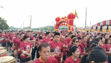 Photo of “与子龙走街”盛大举行 逾千名善信热情参与