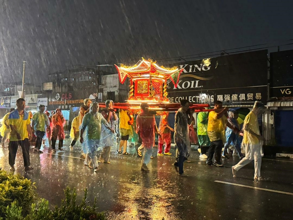 信徒不畏风雨，随同游行大队完成8公里的路程。