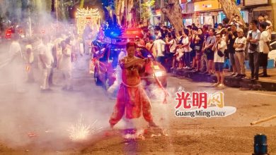 Photo of 逾千善信雨中护驾回銮 加央斗母宫游行队伍历年最多