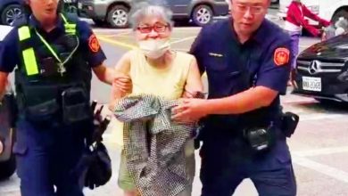 Photo of 捷运被踹老妇是盗案通缉犯！上手铐还要媒体“尽量拍”