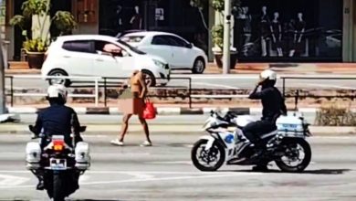 Photo of 裸男街头卖纸巾 路人全看傻眼!