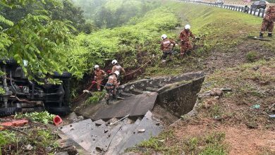 Photo of 疑行駛中失控 軍車墜山溝1死6傷