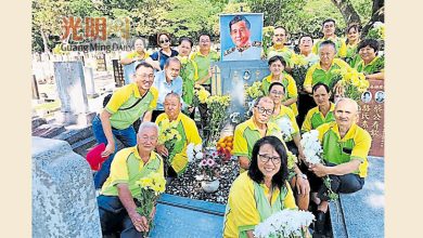 Photo of 宋万庆教育基金会 墓园献花追思宋老