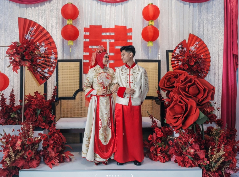 中式主舞台则布置了红灯笼、中国扇子与花卉装饰，并贴上了象征喜庆的“囍”字剪纸，营造浓厚的中华传统氛围。
