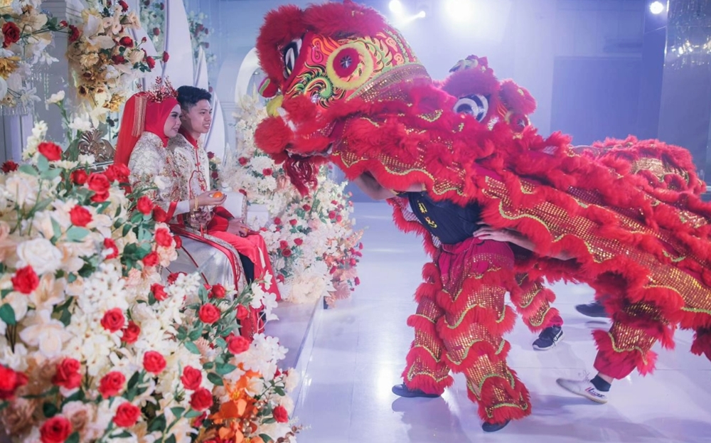 ，舞狮表演的鼓手是一名印裔同胞