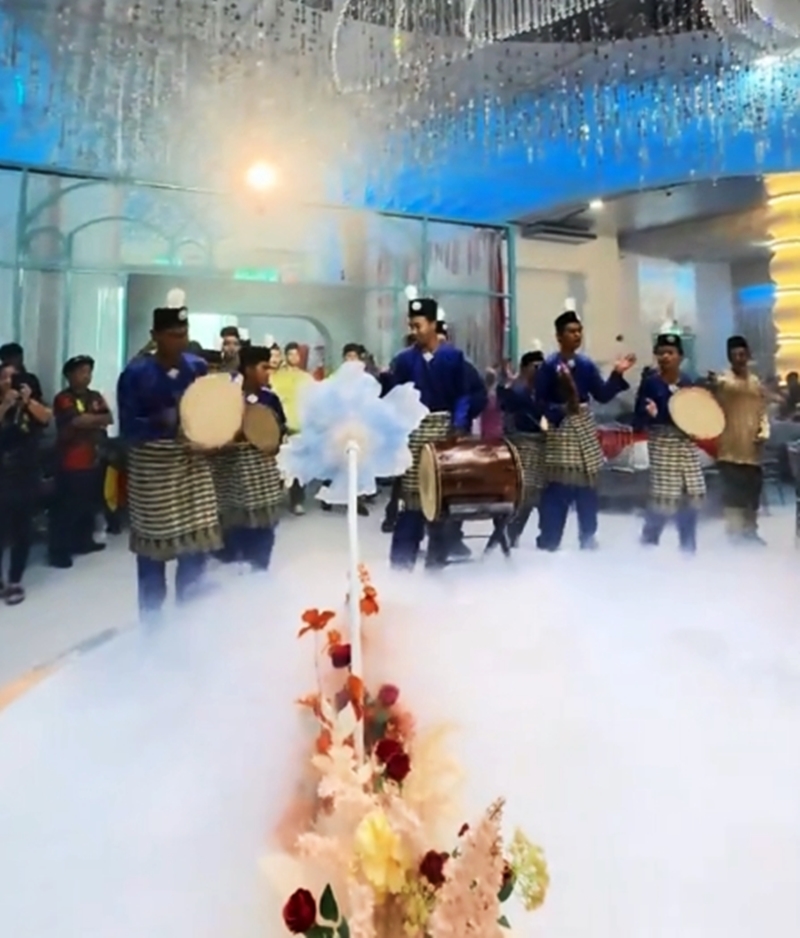 鼓声与舞狮的节奏交织共鸣，将婚礼气氛推向高潮，现场宾客无不惊艳