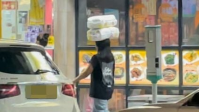 Photo of 双手解放为刷手机？港女头顶大袋快步走 网赞太稳好有型！