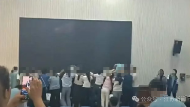 Photo of 家长跪地让学生从背上踩过 河南中学凌晨致歉
