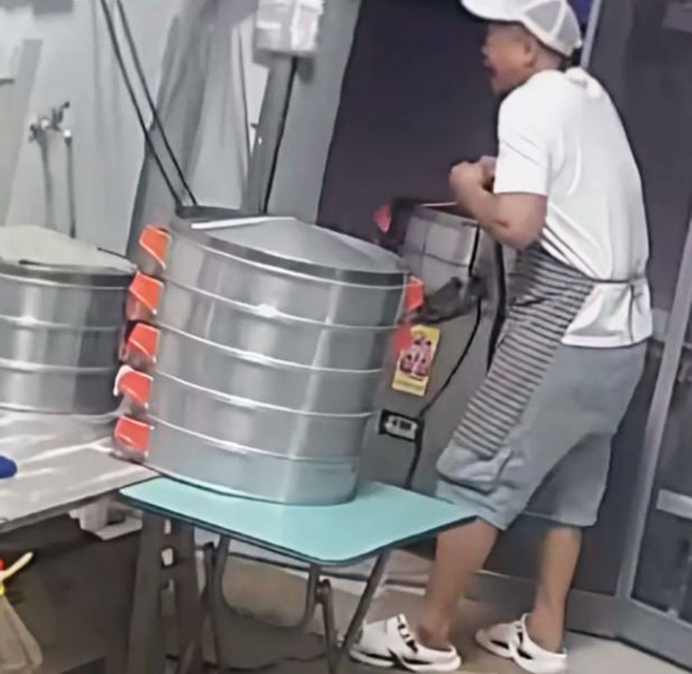 早餐店老板在店内检查电路时意外触电，剧烈的疼痛让他忍不住发出痛呼声