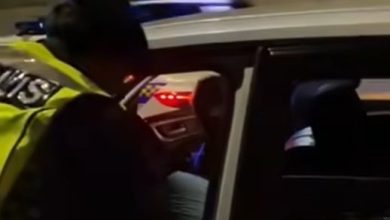 Photo of 儿子爱玩手机不听话 父母半路拦警 “请帮我教!”