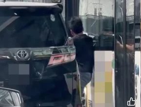 Photo of 休旅车及巴士司机在柔新关卡路段打架 网民指某方因涉嫌插队才引发殴斗事件
