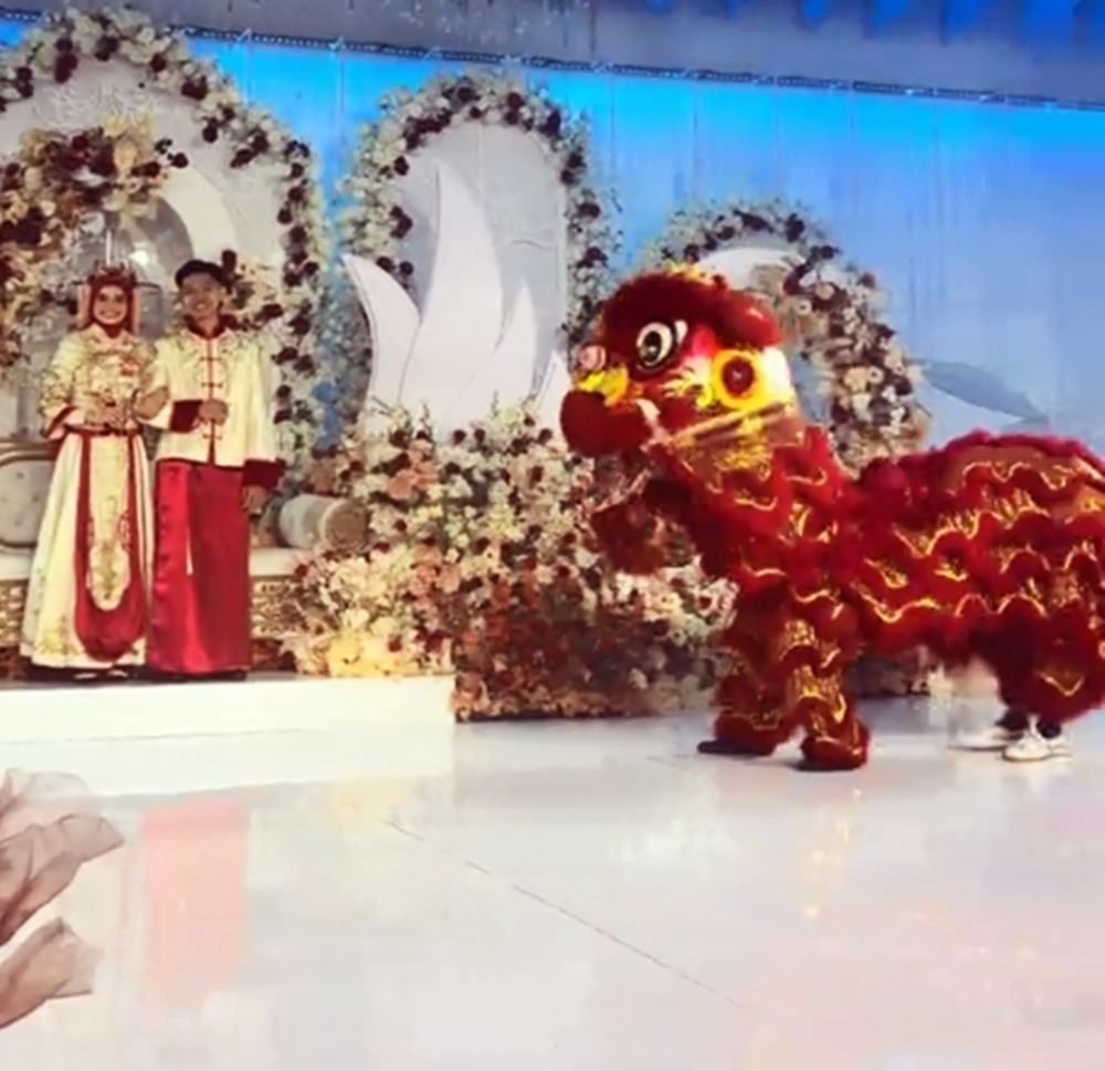 他们选择以中式入场仪式，是因为新郎希望表达对其华裔祖父的尊重。
