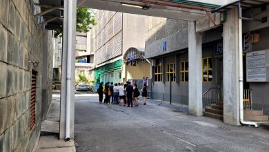 Photo of 灵市校园传血案 家属抵达马大太平间