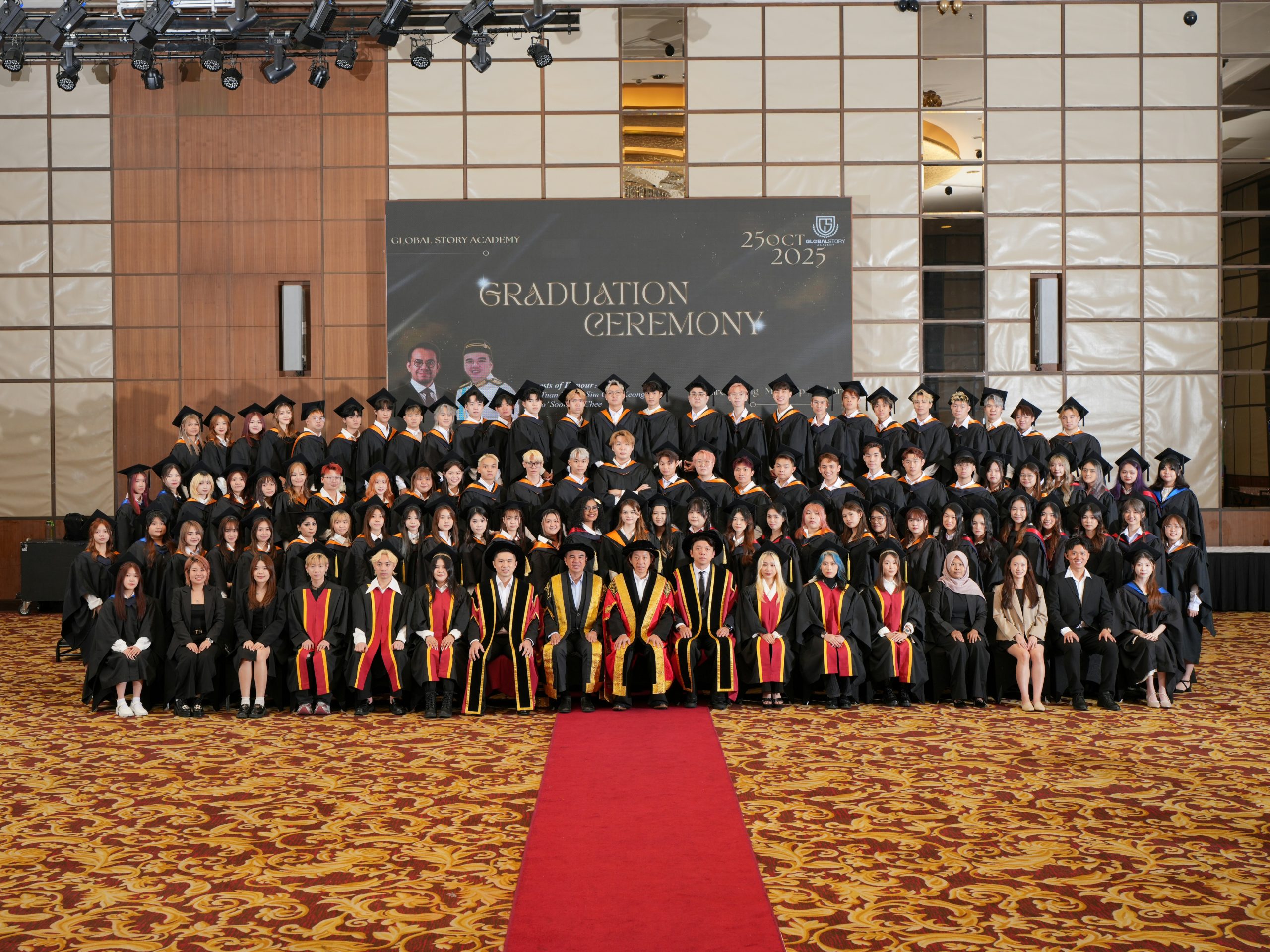 Global Story Academy 2025年毕业生与院长及导师大合照留念。
