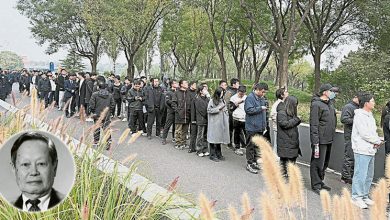 Photo of 杨振宁告别式 民众送别现人龙