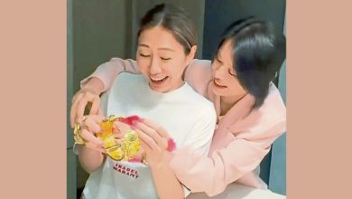 Photo of 胡杏儿送龙凤手镯  胡定欣凸腹孕味浓
