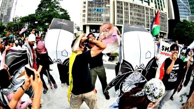 Photo of 拍打撕毁特朗普画像 青年纠集会“拒美霸权”