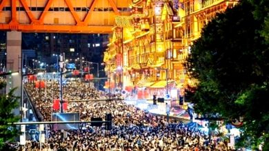 Photo of 中国黄金周景点现人潮 沙漠游客宛如行军无尽头
