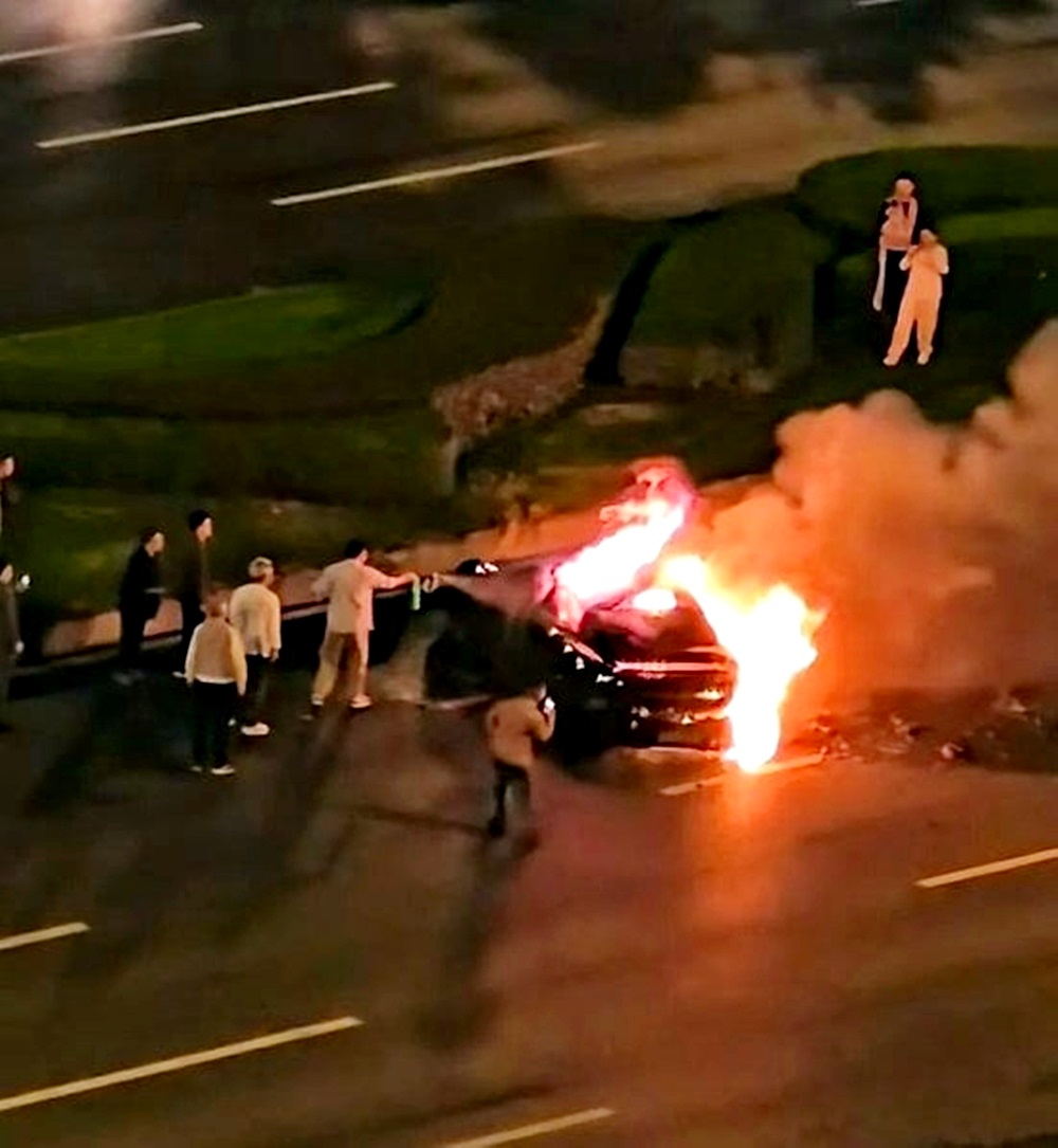 小米SU7起火“门打不开”烧死司机股价暴跌7.8％ | 即时| 国际| 2025-10-13 – 光明日报