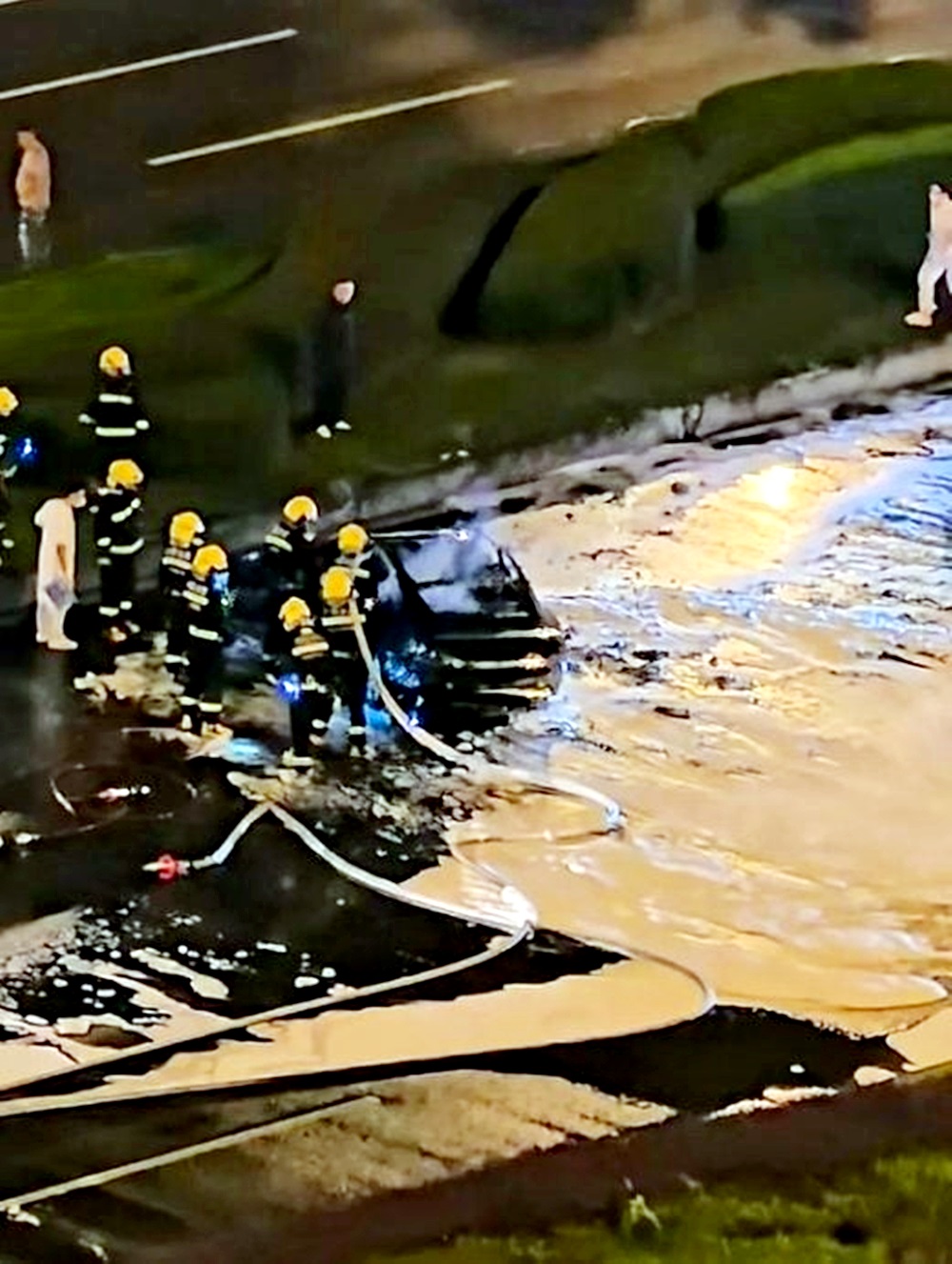 小米SU7起火“门打不开”烧死司机股价暴跌7.8％ | 即时| 国际| 2025-10-13 – 光明日报