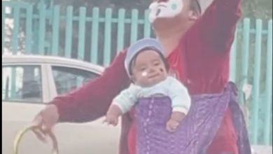 Photo of 单亲妈抱婴扮小丑卖艺 让人看了心酸泪目