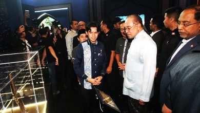 Photo of 改组内阁？跳森巴？ 首相幽默回应提问