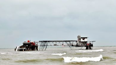 Photo of 热带风暴袭波德申 油站码头截成3段
