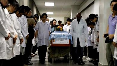 Photo of 遗体送火化 医学生致敬5无语良师