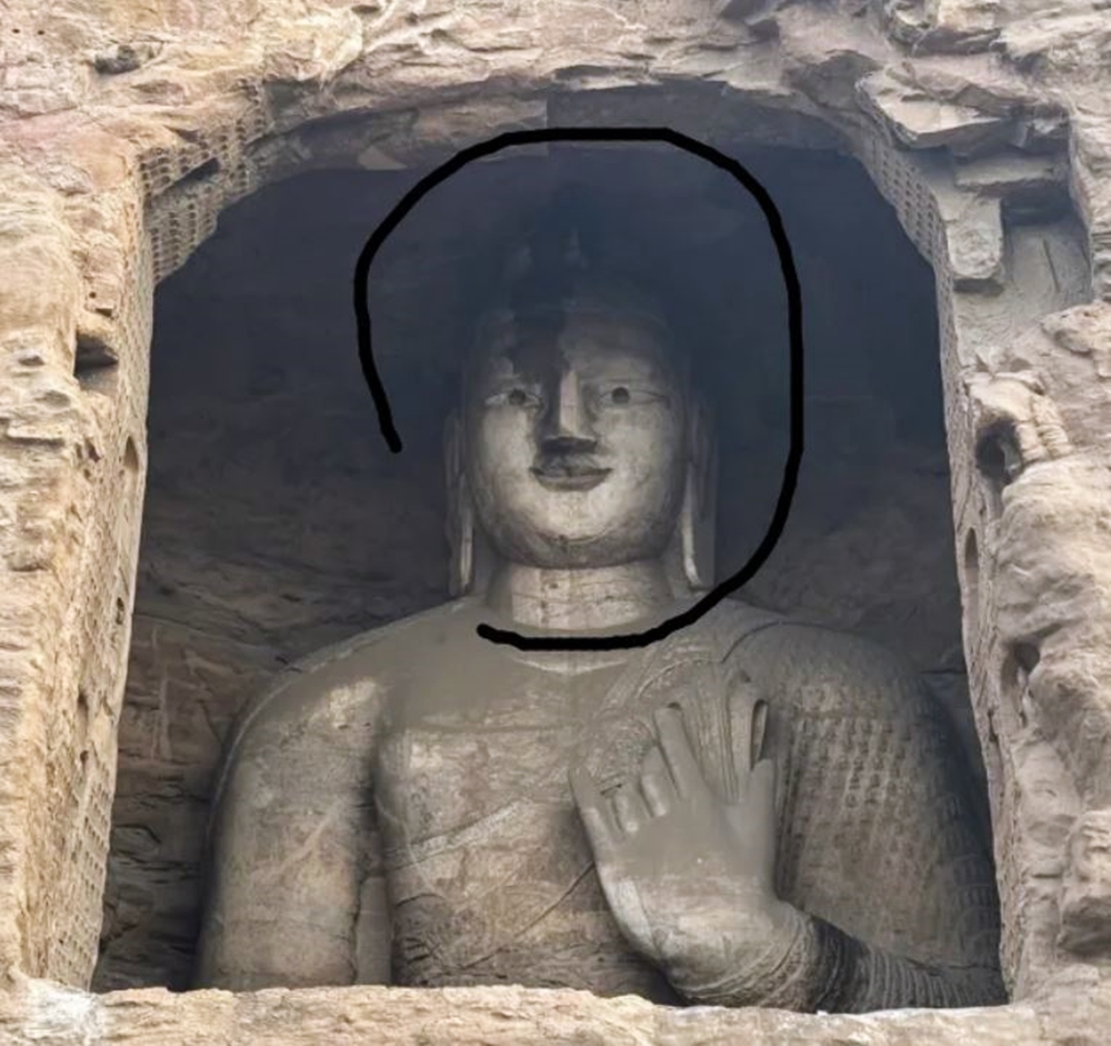 山西大同云冈石窟有大佛的鼻子上挂了冰凌，看上去像大佛冷得“流鼻涕”。