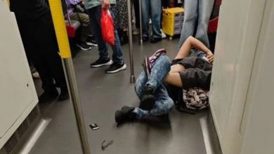 Photo of 港铁乘客打到倒地四脚交缠 网民讥讽“格斗会开幕了”
