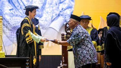 Photo of “你们毕业了” UPSI校长含泪颁发 “追授学位”给家人