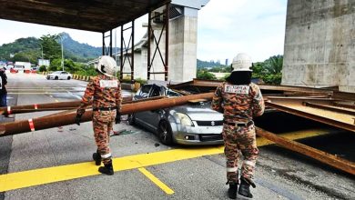 Photo of 东铁工地支架坍塌砸车〡初步推测 车吊臂与棚顶碰撞导致