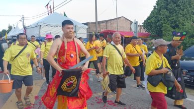 Photo of “华光护境·福佑苍生”巡游 男女乩童脸穿钢针 千人驻足围观受神明恩庇
