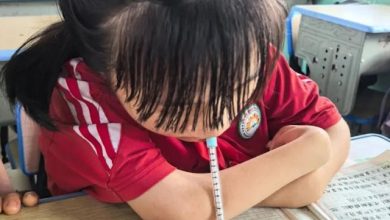 Photo of 14岁女童双手先天残障 坚持用嘴衔笔写字获奖