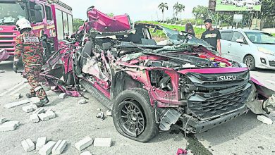 Photo of 行驶中失控撞罗里 四驱车惨遭削顶司机死