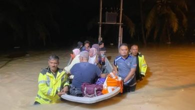 Photo of 霹州多地水灾洪水淹屋  警消漏夜带船救人  不眠不休安顿灾民