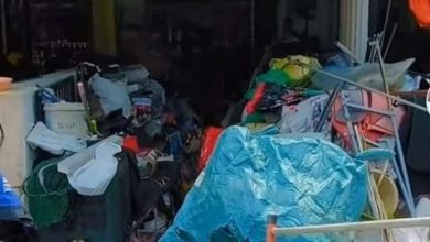 Photo of 民宅里外堆满杂物垃圾  网民:来自地狱的邻居 官员派挖掘机罗里清理