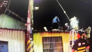 Photo of 男子吃饭时离席如厕失踪 寻遍街巷竟发现躺屋顶