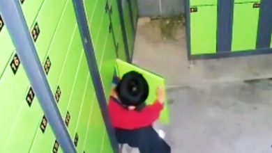 Photo of 躲猫猫玩出事!小男孩钻进快递柜受困 出动消防员拆门