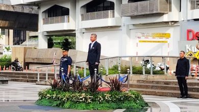 Photo of 隆市政局迎新市长 法伦今打卡上班