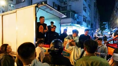 Photo of 【香港宏福苑五级大火】民众“排成人链”传物资 网赞：香港人真的很有爱
