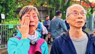 Photo of 【香港五级大火】火海失联家属举牌寻亲 居民：母来电称走廊浓烟后无音信