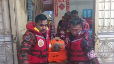 Photo of 水涨太快! 88岁夫妻被困急撤离