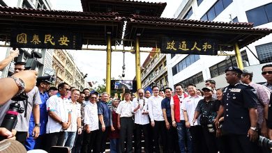 Photo of 安华走访加雅街 市民欢呼：首相来了