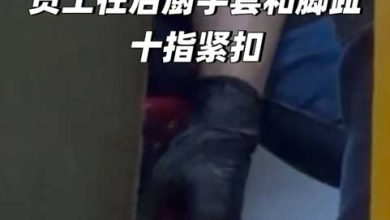 Photo of 知名炸鸡饭店员工 手指脚趾交缠令人呕 女网民拍下过程上网指食不下咽