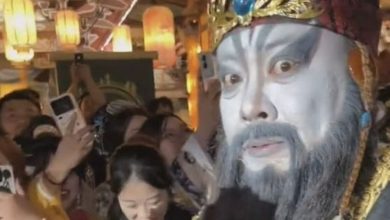 Photo of 老板不给加班费咋办? “拿我生死簿来!” 横店阎王爷爆红