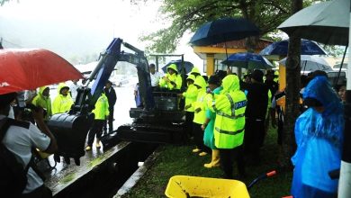Photo of 工程局应对突发水灾 清理全国大道排水系统
