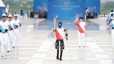 Photo of 全运会火炬传递深圳站 “夸父”人形机器人接棒传火炬