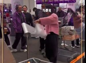 Photo of 中国女超市狂扯保鲜袋 网民: 不如整卷拿走