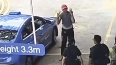 Photo of 边跳舞边“指挥”交通？男子怪异行为引关注 遭警方逮捕